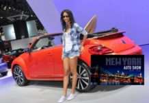 Дівчата на автосалоні в Нью-Йорку 2015 року