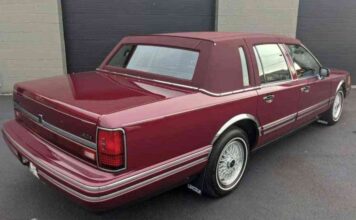 Ідеально збережений lincoln town car 1993 року продали за безцінь