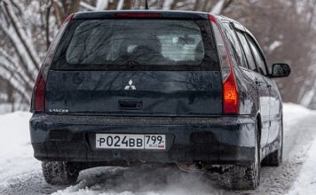 Чому з вихлопної труби старенької іномарки летить сажа