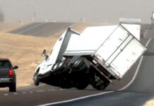 Переворот Семитонника через Сильний Вітр на Трасі в Техасі