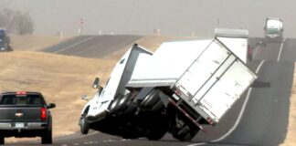 Texas harde wind kantelt semi-vrachtwagen en blokkeert belangrijke snelweg