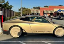 Прототип Tesla Cybercab Помічений: Рульове Колесо та Зазори Панелей Підтверджують Розробку