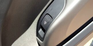 Tesla revisa los pestillos de las puertas, visto por primera vez en Cybercab