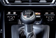 Porsche considera transmissão manual híbrida para preservar o envolvimento do motorista