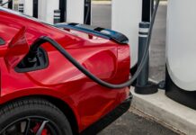Электромобили Stellantis Получили Доступ к Сети Зарядных Станций Tesla, но с Адаптером за 230 Долларов