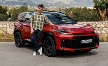 Огляд Toyota RAV4: Удосконалений «силовик» з неоднозначним інтер’єром