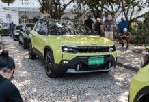 Jeep оновлює Avenger: новий брутальний дизайн і фірмові решітки радіатора, що світяться.