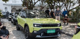 Jeep rinnova l’Avenger con un nuovo design robusto e una caratteristica griglia illuminata
