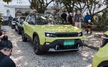Jeep оновлює Avenger: новий брутальний дизайн і фірмові решітки радіатора, що світяться.