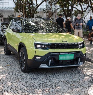 Jeep оновлює Avenger: новий брутальний дизайн і фірмові решітки радіатора, що світяться.