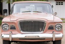Рожевий Studebaker, який не дотримується правил