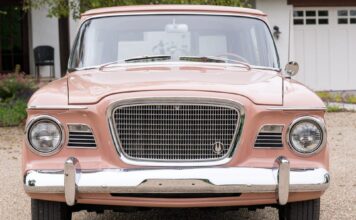 Рожевий Studebaker, який не дотримується правил