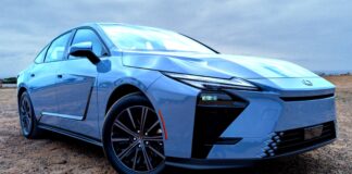 El legado V8 de Lexus versus el futuro de la batería