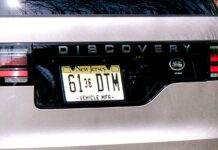 Чому Land Rover просвердлює отвори в Discovery для усунення збою камери