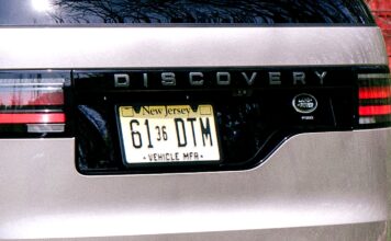 Perché Land Rover sta praticando dei buchi nel Discovery per riparare il guasto della fotocamera