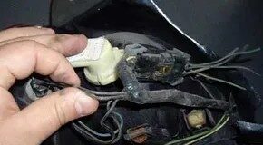 Como consertar a fiação da luz de freio e substituir os soquetes
