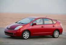 Toyota Prius проти Prius Touring: у чому різниця?