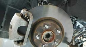 Waarom titanium remschijven beter stoppen met piepen dan rubber