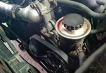 Як знайти витік рідини для гідропідсилювача керма, перш ніж він пошкодить ваш автомобіль
