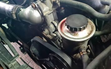 Як знайти витік рідини для гідропідсилювача керма, перш ніж він пошкодить ваш автомобіль