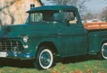 Легка вантажівка Chevrolet 1956 року: рік стандартних безкамерних шин і двигуна V-8